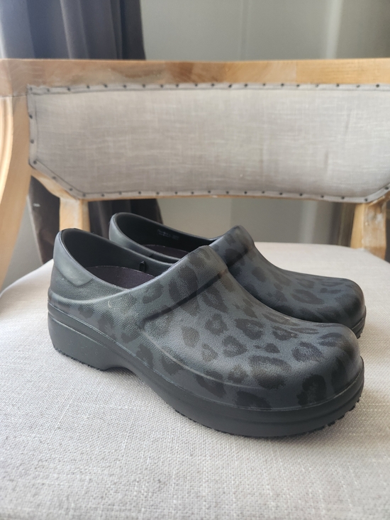 CROCS Shoes - CROCS Women's Slip In Clogs Charcoal Leopard-Print Black And Gray Dual Comfort